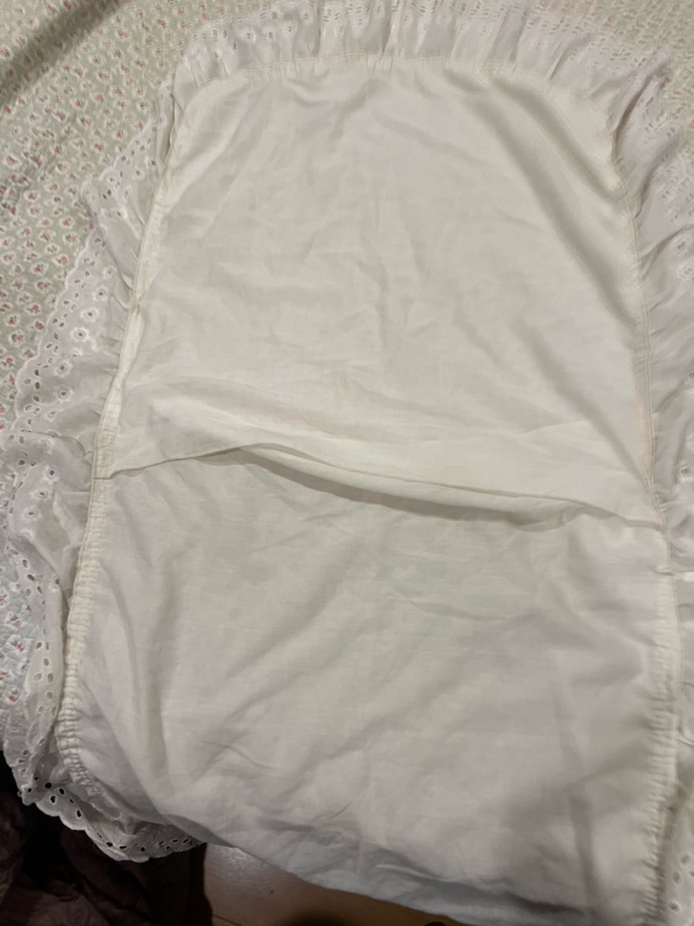 White Eyelet Ruffled pillowcase - Picture 2 of 4